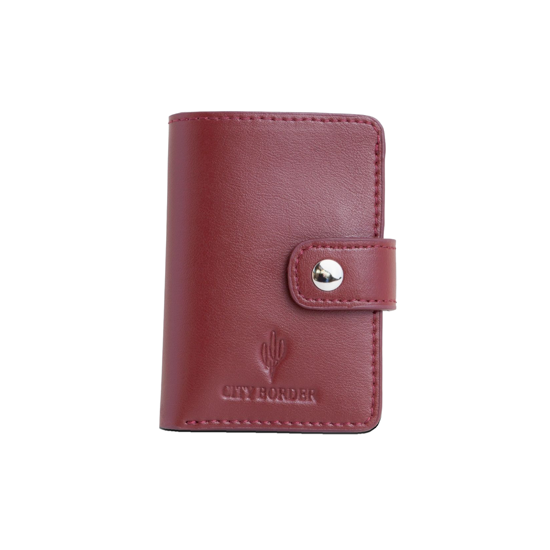 Der rote Cardholder mit Scheinfach Kaktusleder von City Border neben dem schwarzen Cardholder, beide vereinen Stil und Funktionalität.