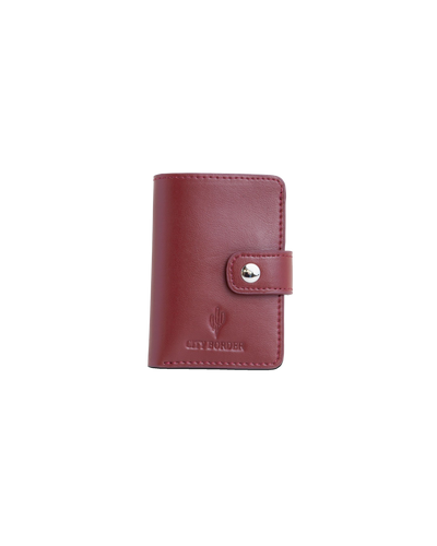 Der rote Cardholder mit Scheinfach Kaktusleder von City Border neben dem schwarzen Cardholder, beide vereinen Stil und Funktionalität.