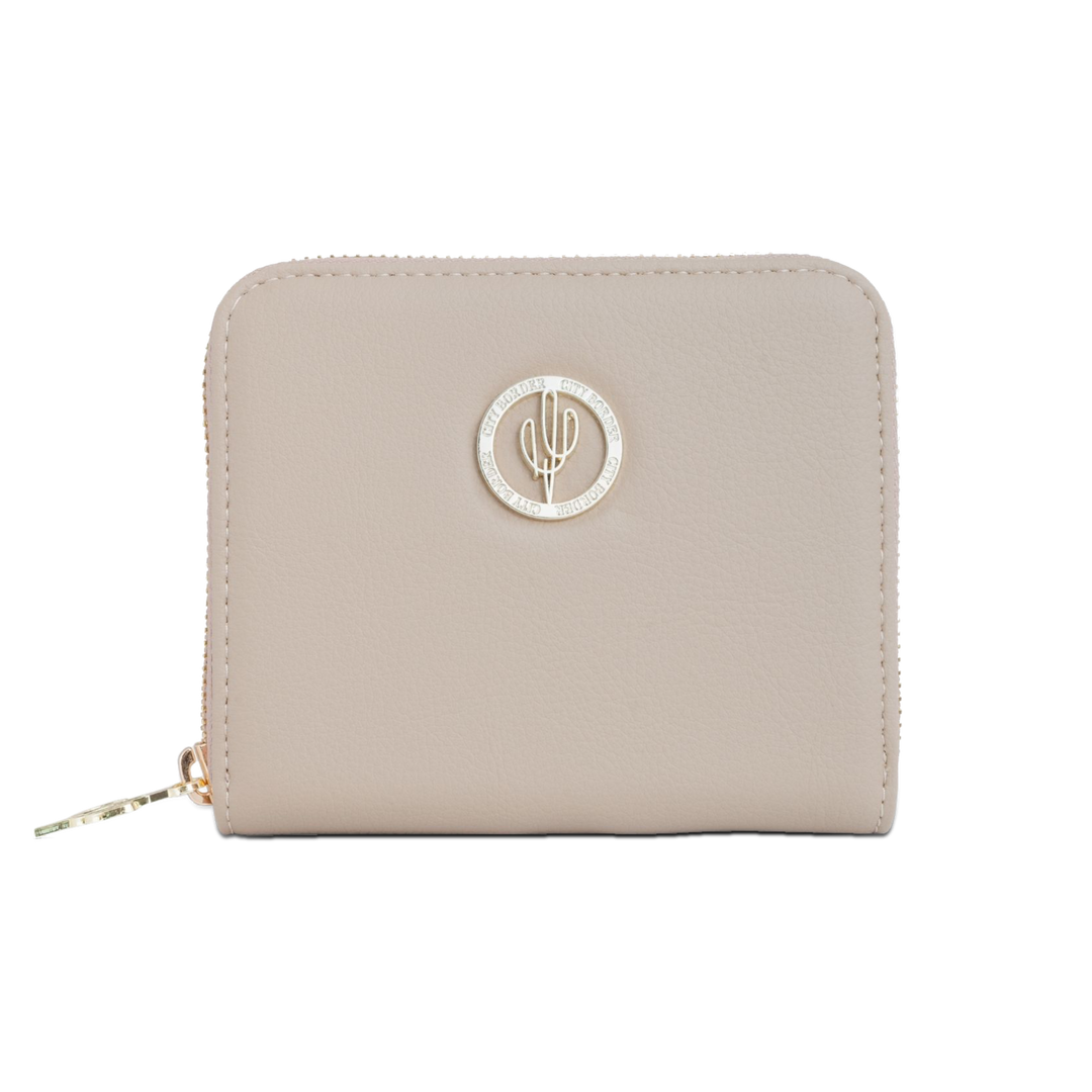Stylisches Oya Portemonnaie  aus 
Desserto Kaktusleder in sanften Beige-Tönen von City Border, mit metallischem Logo.