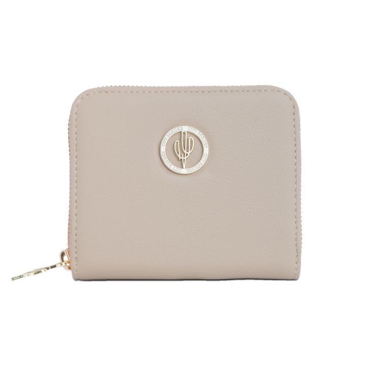 Stylisches Oya Portemonnaie  aus 
Desserto Kaktusleder in sanften Beige-Tönen von City Border, mit metallischem Logo.