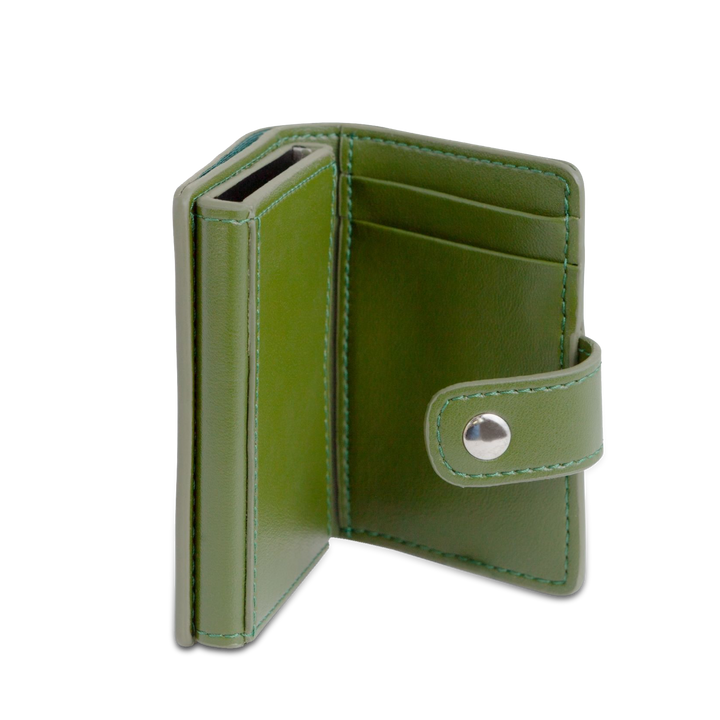 Innenansicht des grünen Cardholders mit Scheinfach Kaktusleder von City Border, der Platz für mehrere Karten bietet.