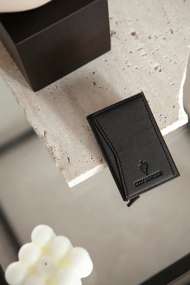 City Border Gantrisch Cardholder auf einem Tisch, elegant und praktisch.
