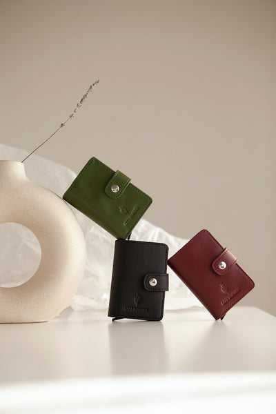 Die drei Cardholder mit Scheinfach Kaktusleder von City Border auf einem eleganten Tisch zeigen ihre verschiedenen Farben und Designs.