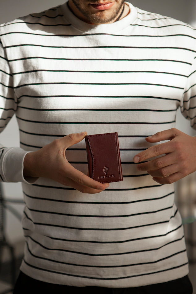 Mann hält City Border Gantrisch Cardholder in rot, modisch und praktisch.