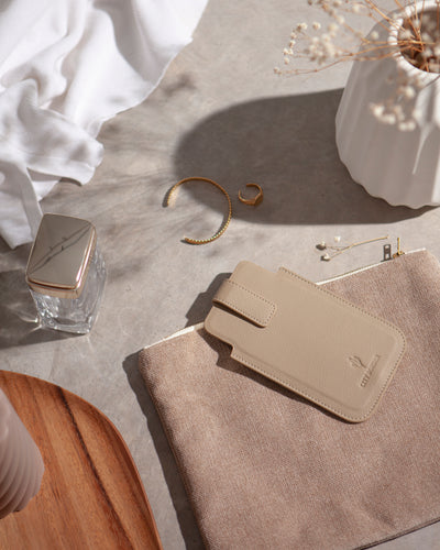 Die Bastei Handyhülle von City Border liegt elegant auf einem Tisch, umgeben von Schmuck und Accessoires. Handyhülle Universal.