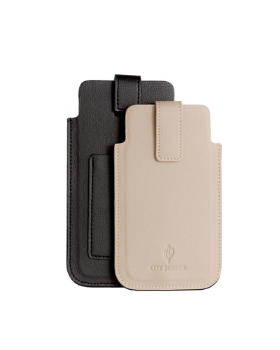 Die beige und schwarze Bastei Handyhülle von City Border liegen nebeneinander auf einer Oberfläche, ideal für jedes Smartphone. Handyhülle Universal.