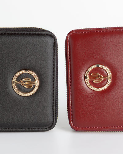 Stylisches Portemonnaie Minami aus Kaktusleder von City Border - Ein schwarzes und rotes Portemonnaie aus Kaktusleder von Desserto im Detail nebeneinander.
