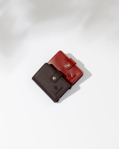 Zwei verschiedene Cardholder mit Scheinfach Kaktusleder von City Border in braun und schwarz auf einem weißen Hintergrund.