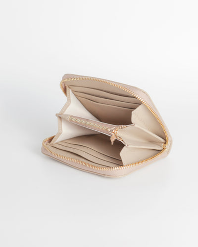 Innenansicht des Oya Portemonnaies aus 
Desserto Kaktusleder in Beige, zeigt Fächer und designtechnische Details von City Border.