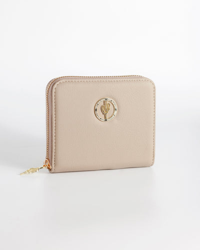 Modernes Oya Portemonnaie aus 
Desserto Kaktusleder in Beige von City Border, auf einem weißen Hintergrund abgebildet.
